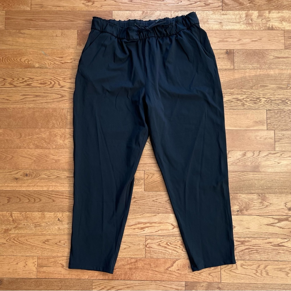 Lululemon Keep Moving Pant 7/8 High-Rise
Black size 16